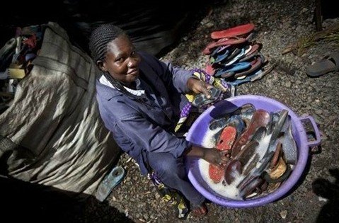 非洲舊拖鞋“變身”工藝品 成游客哄搶“寵兒”