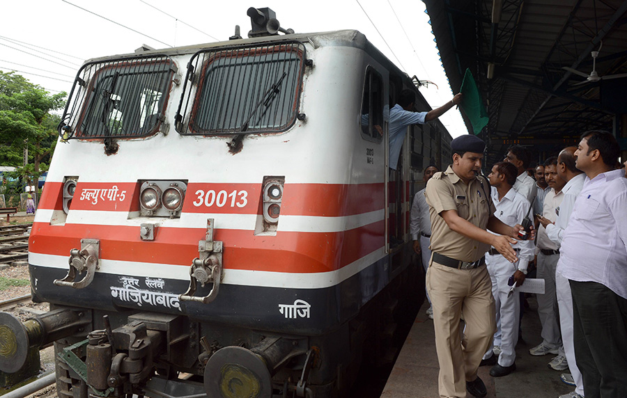 7月3日，在印度新德里，新型客运列车启程驶往古都阿格拉。新华社/法新