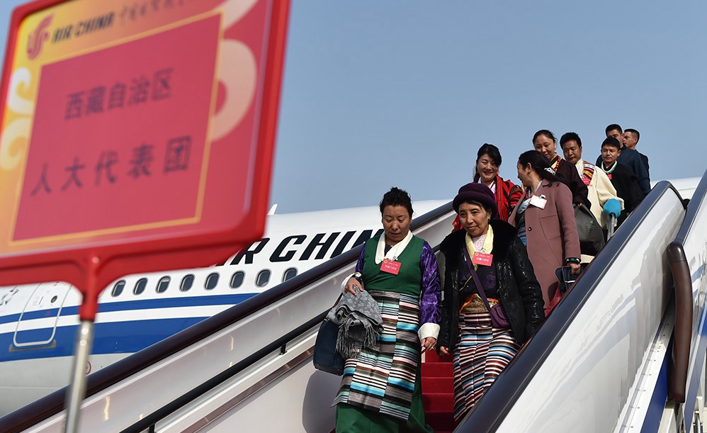 出席十三屆全國人大一次會議的京外代表陸續抵京  3月2日上午，來自西藏自治區的全國人大代表乘坐CA4113航班抵達北京。（人民網記者 翁奇羽 攝）