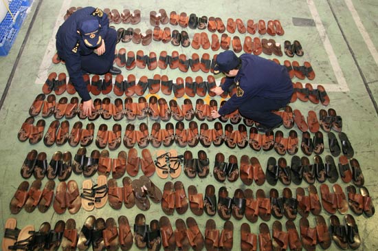 图:广州南沙海关查获假冒名牌凉鞋、后视镜